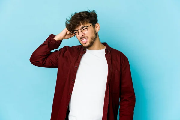 Joven Árabe Sobre Fondo Azul Celebrando Una Victoria Pasión Entusiasmo — Foto de Stock