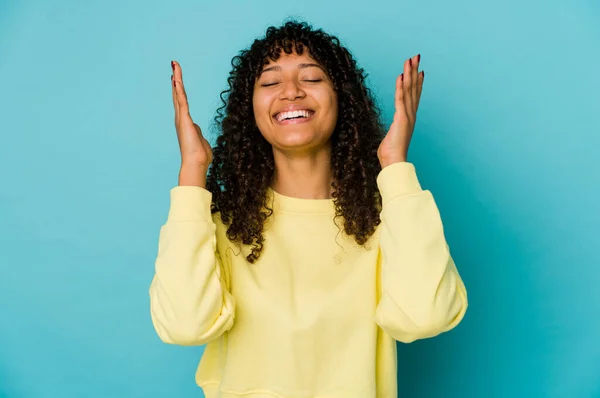 Jonge Afrikaans Amerikaanse Afro Vrouw Geïsoleerd Vrolijke Lachen Veel Geluksconcept — Stockfoto