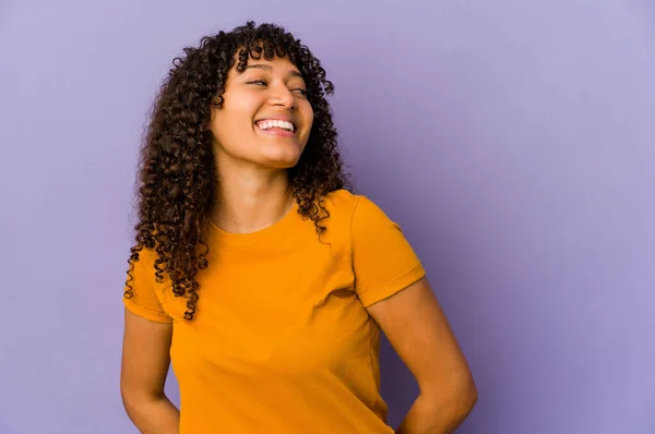 Jong Afrikaans Amerikaans Afro Vrouw Geïsoleerd Ontspannen Gelukkig Lachen Nek — Stockfoto