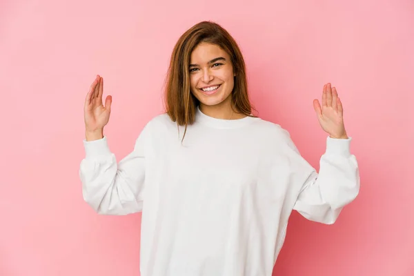 Genç Sıska Beyaz Genç Bir Kız Işaret Parmağıyla Küçük Bir — Stok fotoğraf