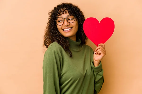 발렌타인데 심장을 아프리카계 미국인아 여성이 미소짓고 명랑하고 모습을 바라본다 — 스톡 사진