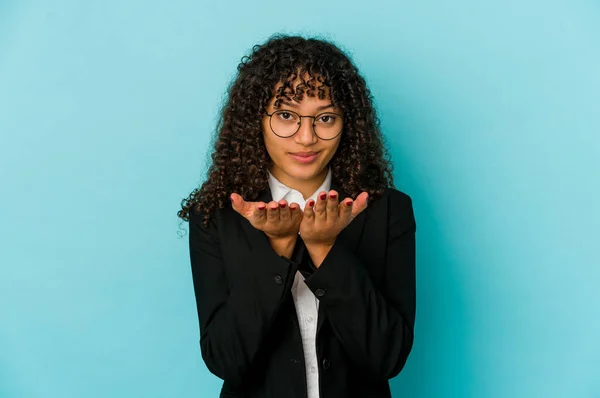 Jeune Afro Américaine Africaine Isolée Tenant Quelque Chose Avec Des — Photo