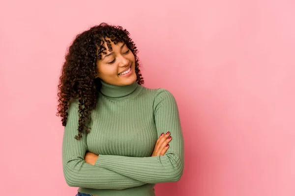 Joven Afroamericana Afro Mujer Aislada Sonriendo Confiada Con Los Brazos —  Fotos de Stock