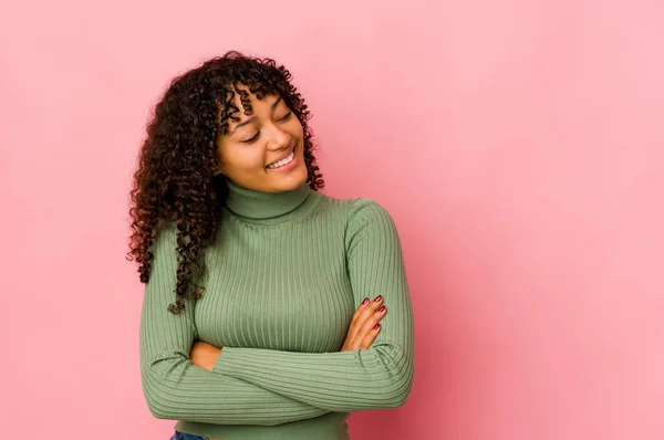 Jovem Afro Americana Africana Isolada Sorrindo Confiante Com Braços Cruzados — Fotografia de Stock