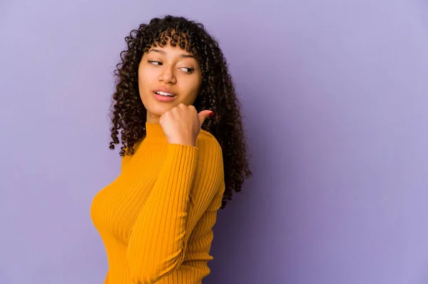 Joven Afroamericana Afro Mujer Puntos Aislados Con Dedo Pulgar Distancia — Foto de Stock