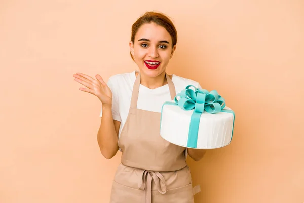 Joven Mujer Pastelera Árabe Flaco Recibir Una Agradable Sorpresa Emocionado —  Fotos de Stock