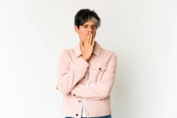 Jovem Hispânico Magro Bocejando Mostrando Gesto Cansado Cobrindo Boca Com — Fotografia de Stock