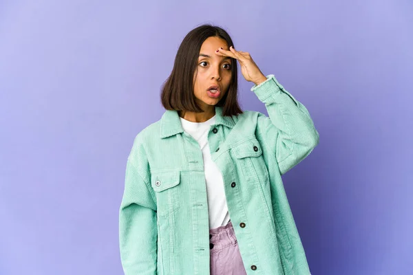 Jovem Mista Mulher Olhando Para Longe Mantendo Mão Testa — Fotografia de Stock