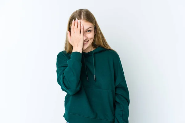 Giovane Donna Bionda Isolata Sfondo Bianco Divertendosi Coprire Metà Del — Foto Stock