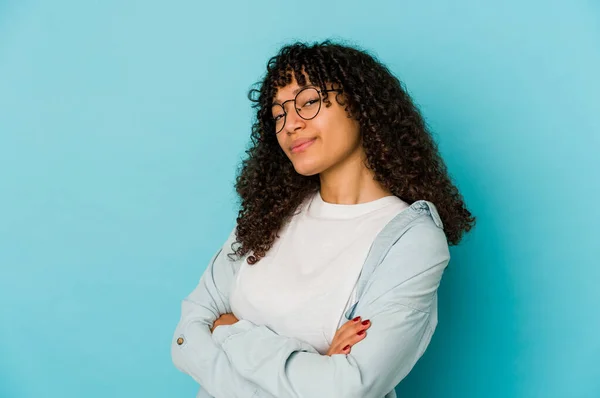 Joven Afroamericana Afro Mujer Aislada Sospechosa Incierta Examinándote — Foto de Stock