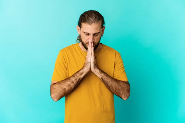 Молодой Человек Длинными Волосами Выглядит Молящимся Проявляющим Преданность Религиозным Человеком — стоковое фото