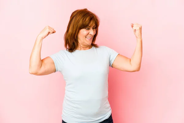 Mujer Caucásica Mayor Aislada Mostrando Gesto Fuerza Con Brazos Símbolo — Foto de Stock