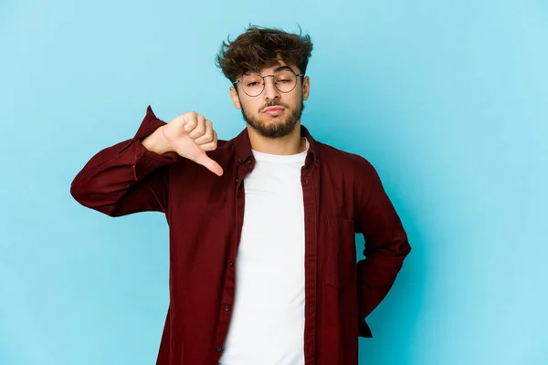 Homem Árabe Jovem Fundo Azul Mostrando Gesto Antipatia Polegares Para — Fotografia de Stock