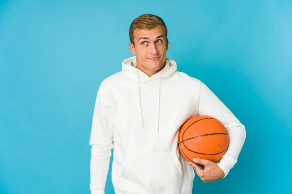 Mladý Běloch Hraje Basketbal Izolovaný Modrém Pozadí Snění Dosažení Cílů — Stock fotografie