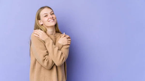 Mulher Loira Jovem Isolado Abraços Fundo Roxo Sorrindo Despreocupado Feliz — Fotografia de Stock