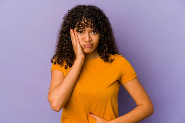 Jonge Afrikaans Amerikaanse Afro Vrouw Geïsoleerde Pijpt Wangen Heeft Een — Stockfoto