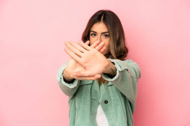 Kafkasyalı genç bir kadın elini uzatmış, dur işareti göstererek seni engelliyor..