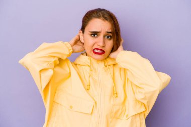 Genç Arap melez kadın başının arkasına dokunuyor, düşünüyor ve bir seçim yapıyor..