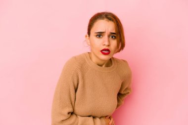 Genç Arap melez kadının karaciğeri ağrıyor, karnı ağrıyor..