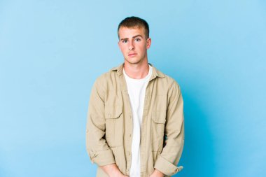 Genç beyaz yakışıklı adam üzgün, ciddi yüzlü, mutsuz ve hoşnutsuz..