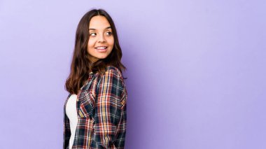 Genç, melez, yalnız bir kadın. Gülümsüyor, neşeli ve keyifli görünüyor..