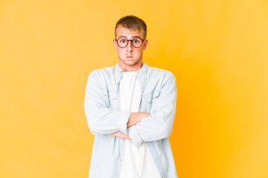 Beyaz tenli yakışıklı adam yanakları siliyor, yorgun bir ifade takınıyor. Yüz ifadesi kavramı.