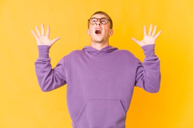 Kafkasyalı yakışıklı genç adam gökyüzüne doğru bağırıyor, yukarı bakıyor, hayal kırıklığına uğramış..