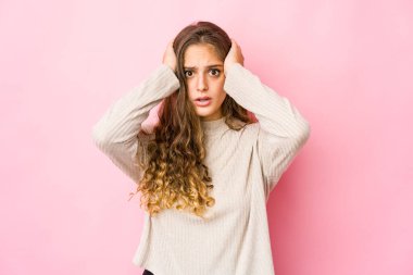 Genç beyaz kadın şoka uğruyor, önemli bir görüşme hatırladı..