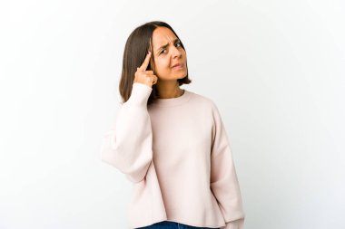 Genç melez kadın tapınağı parmağıyla işaret ediyor, düşünüyor, bir göreve odaklanıyor..