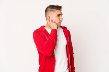 Genç beyaz yakışıklı adam kulaklarını parmaklarıyla kapatıyor, gürültülü bir ortam yüzünden stresli ve çaresiz..