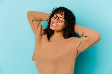 Genç Afro-Amerikan Afro kadın kollarını açmış, rahat bir pozisyonda..