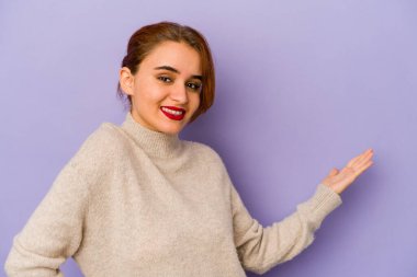 Genç Arap melez kadın hoş bir ifade sergiliyor..