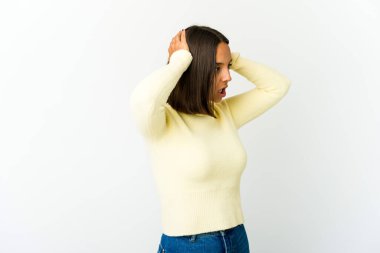 Genç melez kadın çığlık atıyor, çok heyecanlı, tutkulu, bir şeyden memnun..