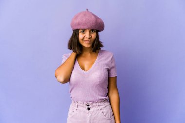 Genç melez kadın kafasının arkasına dokunuyor, düşünüyor ve bir seçim yapıyor..