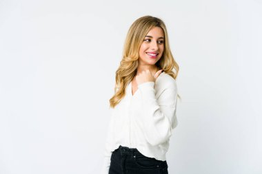 Beyaz tenli sarışın kadın başparmağıyla işaret ediyor, gülüyor ve kaygısız..