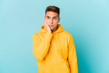 Üzgün ve dalgın hisseden, kopyalama alanına bakan, yalnız, beyaz, yakışıklı genç bir adam..