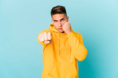 Beyaz tenli yakışıklı bir adam münakaşa sonucu yumruk atıyor, sinirleniyor, kavga ediyor, boks yapıyor..