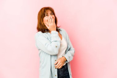 Son sınıf beyaz kadın gülerek, kaygısızca, doğal duygularla kendini soyutlamış..