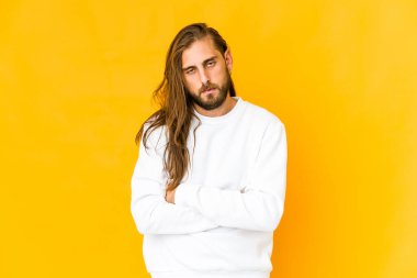 Uzun saçlı genç adam bak kim sıkılmış, yorgun ve dinlenmeye ihtiyacı var..