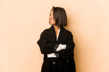 Genç İspanyol kadın kendini izole edip kollarını kavuşturarak gülümsedi..