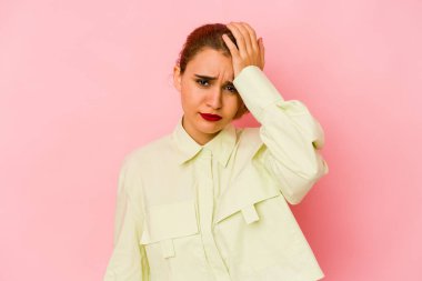 Genç Arap melez kadın yorgun ve uykulu ellerini başının üstünde tutuyor..