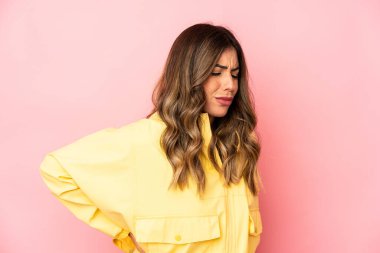 Kafkasyalı genç bir kadın sırt ağrısı çekiyor..