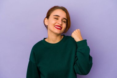 Genç Arap melez kadın zaferi, tutkuyu ve coşkuyu, mutlu ifadeyi kutluyor..