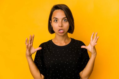 Sarı renkteki genç İspanyol kadın zaferi ya da başarıyı kutlarken şaşırdı ve şok oldu..