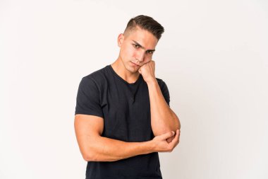 Üzgün ve dalgın hisseden, kopyalama alanına bakan, yalnız, beyaz, yakışıklı genç bir adam..