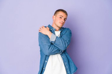 Beyaz tenli yakışıklı adam sarıldı, gülümsedi ve mutlu oldu..