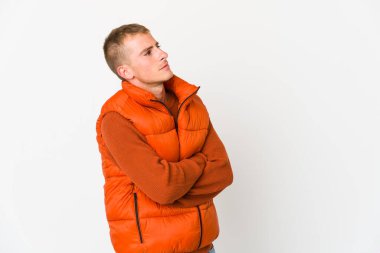 Genç beyaz yakışıklı adam hedeflerine ve amaçlarına ulaşmayı hayal ediyor.