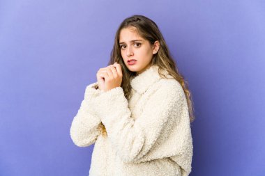 Genç beyaz, tatlı bir kadın korkmuş ve korkmuş..