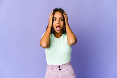 Genç melez kadın çığlık atıyor, çok heyecanlı, tutkulu, bir şeyden memnun..