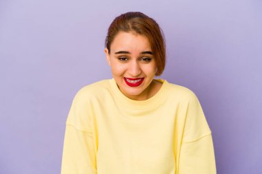 Genç Arap melez kadın gülüyor, gözlerini kapıyor, rahat ve mutlu hissediyor..